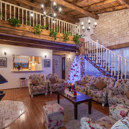 Family Villa Lipica With Private Pool And Jacuzzi بازين المظهر الخارجي الصورة