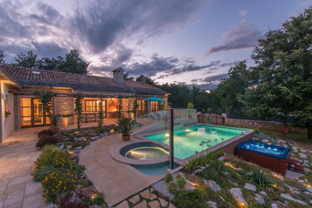 Family Villa Lipica With Private Pool And Jacuzzi بازين المظهر الخارجي الصورة