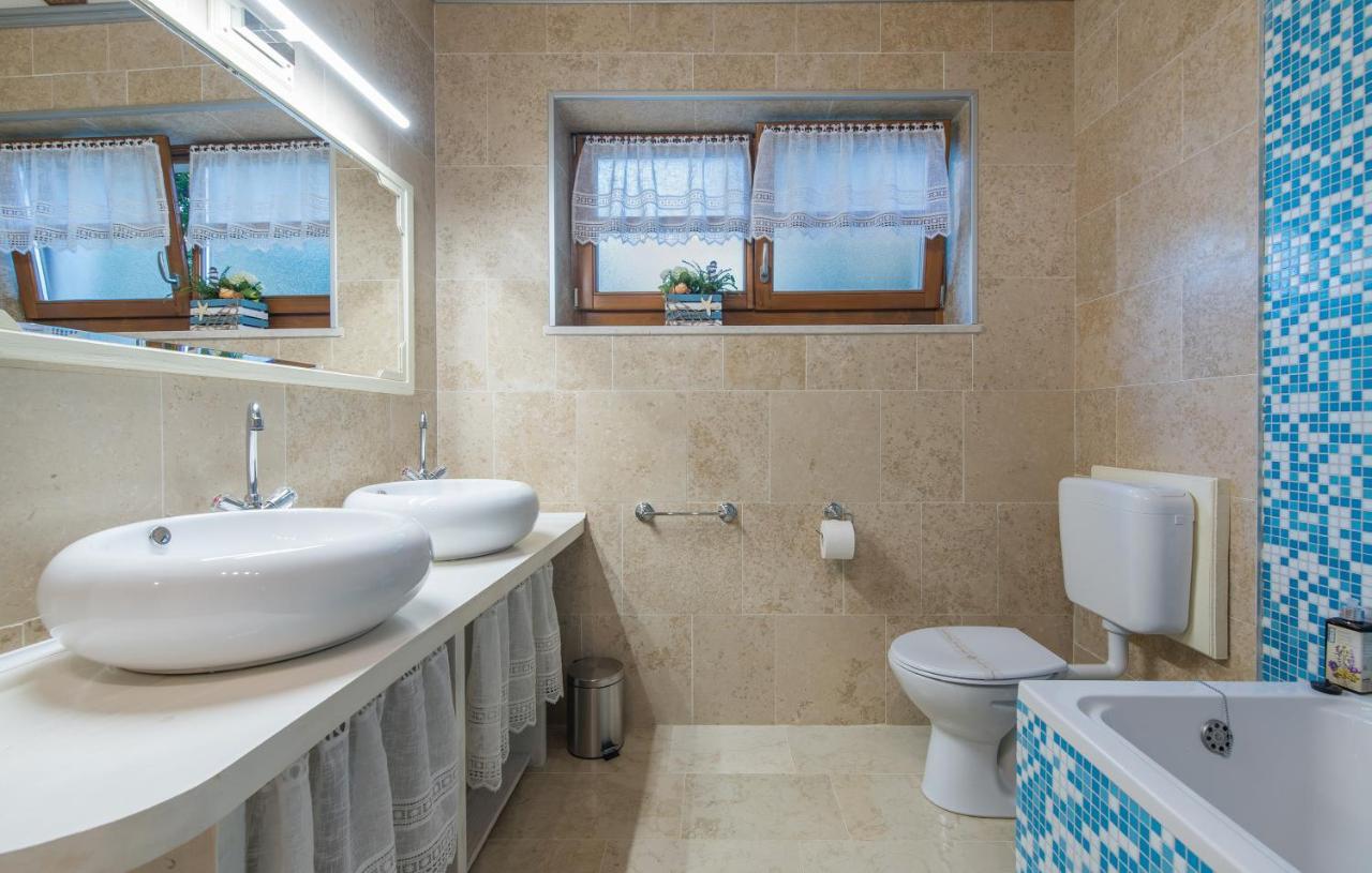 Family Villa Lipica With Private Pool And Jacuzzi بازين المظهر الخارجي الصورة