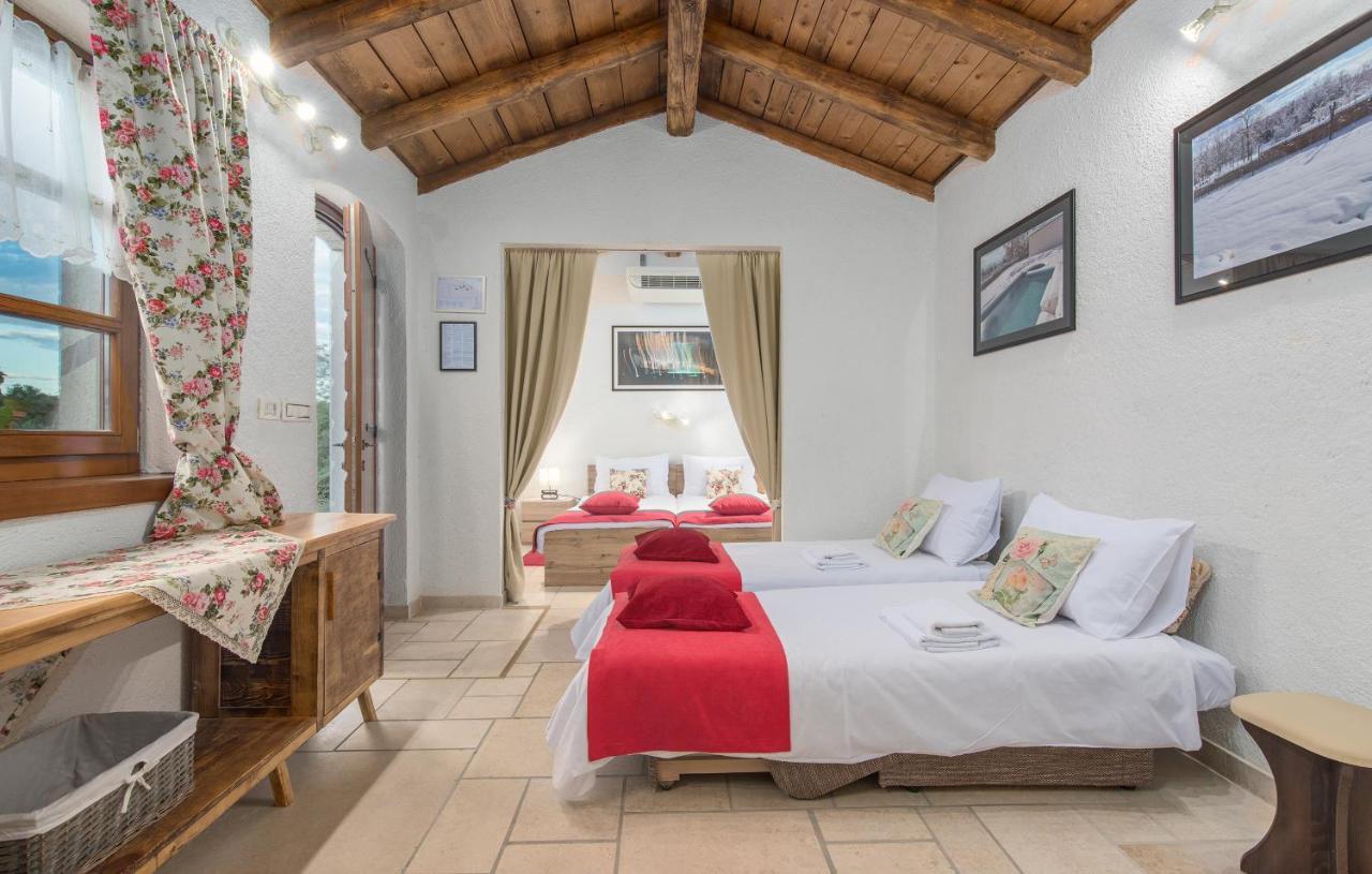 Family Villa Lipica With Private Pool And Jacuzzi بازين المظهر الخارجي الصورة
