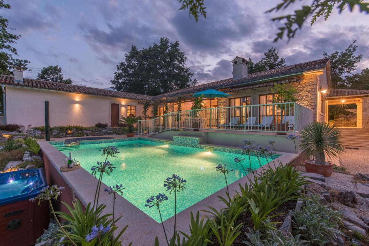 Family Villa Lipica With Private Pool And Jacuzzi بازين المظهر الخارجي الصورة