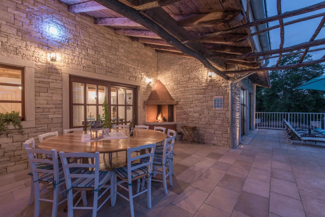 Family Villa Lipica With Private Pool And Jacuzzi بازين المظهر الخارجي الصورة