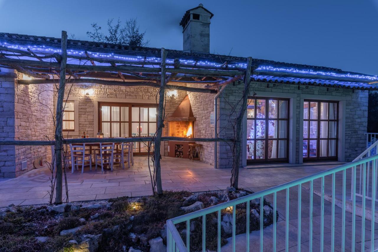 Family Villa Lipica With Private Pool And Jacuzzi بازين المظهر الخارجي الصورة
