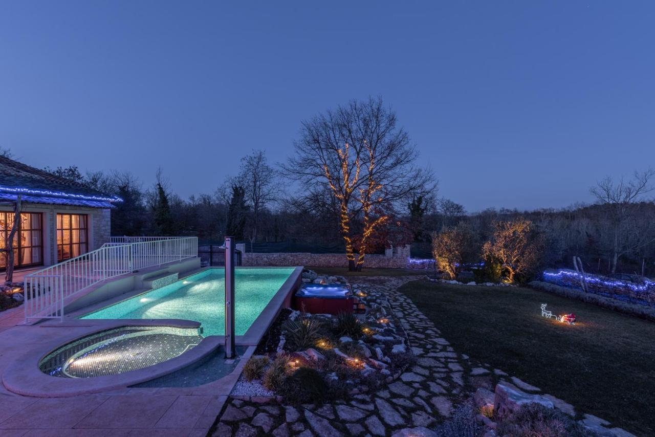 Family Villa Lipica With Private Pool And Jacuzzi بازين المظهر الخارجي الصورة