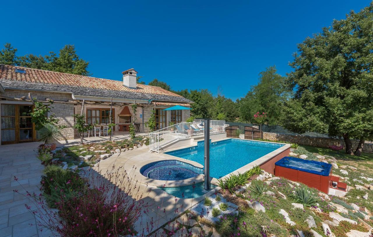 Family Villa Lipica With Private Pool And Jacuzzi بازين المظهر الخارجي الصورة