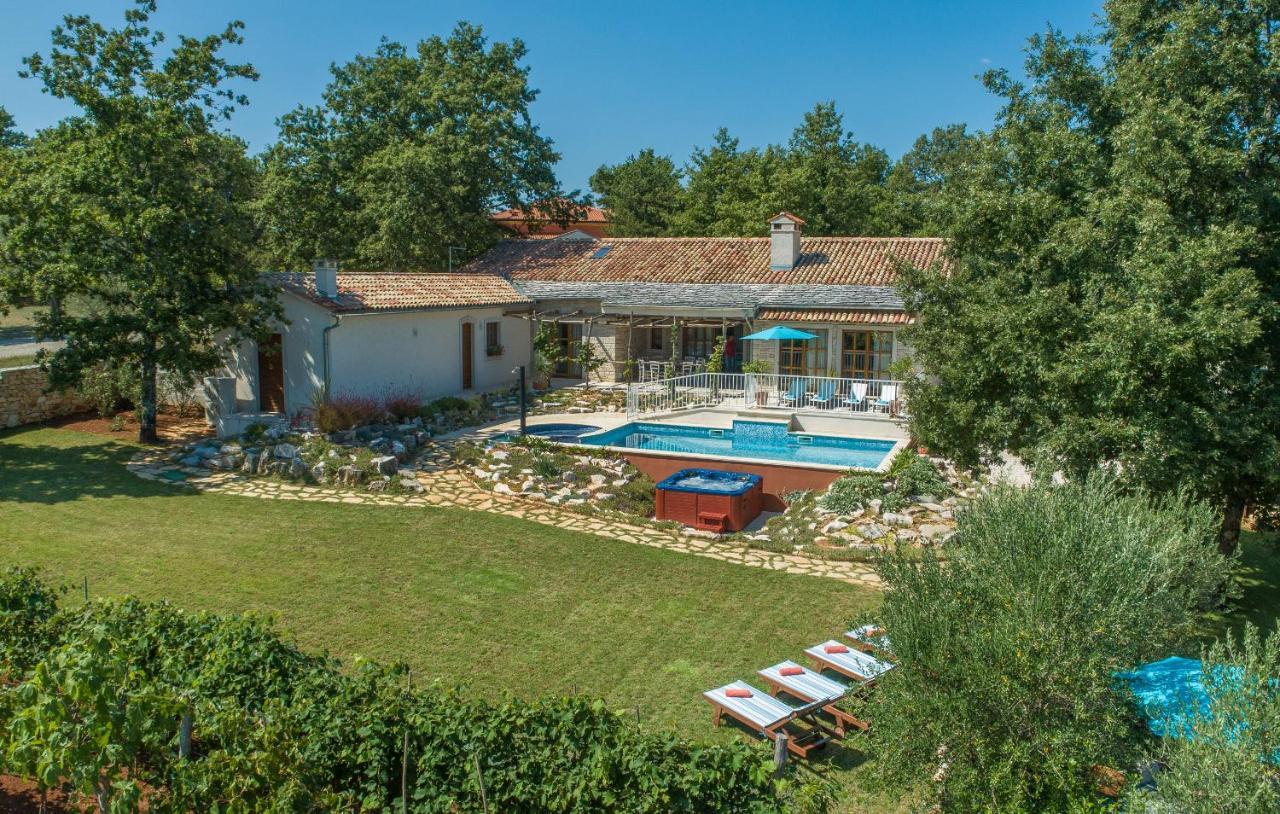 Family Villa Lipica With Private Pool And Jacuzzi بازين المظهر الخارجي الصورة
