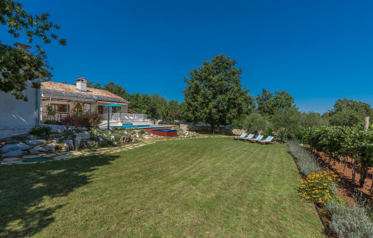 Family Villa Lipica With Private Pool And Jacuzzi بازين المظهر الخارجي الصورة