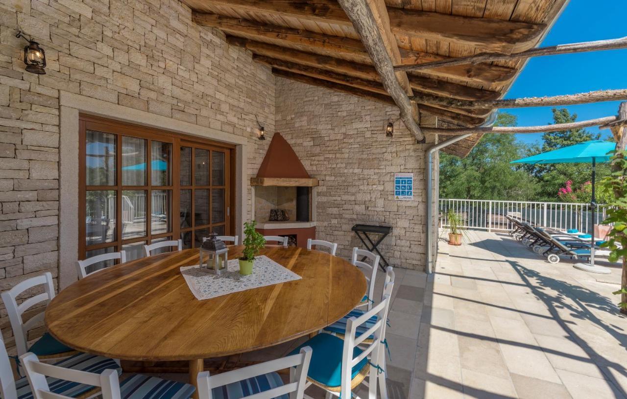 Family Villa Lipica With Private Pool And Jacuzzi بازين المظهر الخارجي الصورة