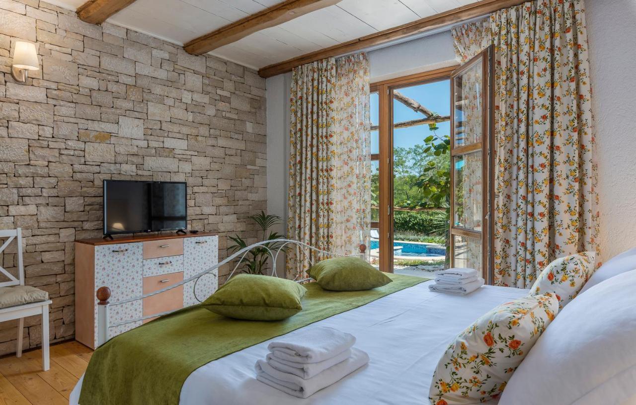 Family Villa Lipica With Private Pool And Jacuzzi بازين المظهر الخارجي الصورة