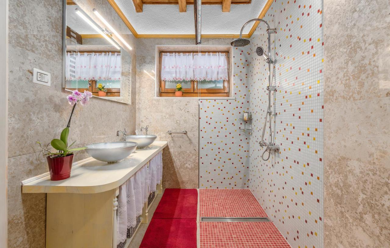 Family Villa Lipica With Private Pool And Jacuzzi بازين المظهر الخارجي الصورة