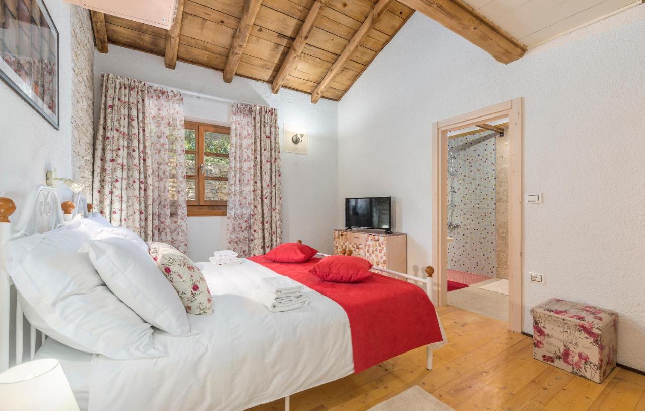 Family Villa Lipica With Private Pool And Jacuzzi بازين المظهر الخارجي الصورة