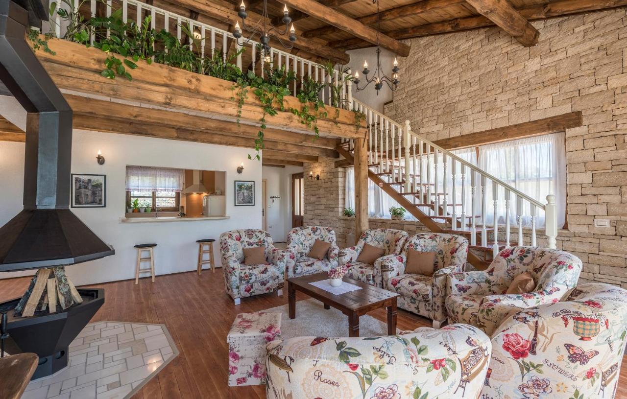 Family Villa Lipica With Private Pool And Jacuzzi بازين المظهر الخارجي الصورة