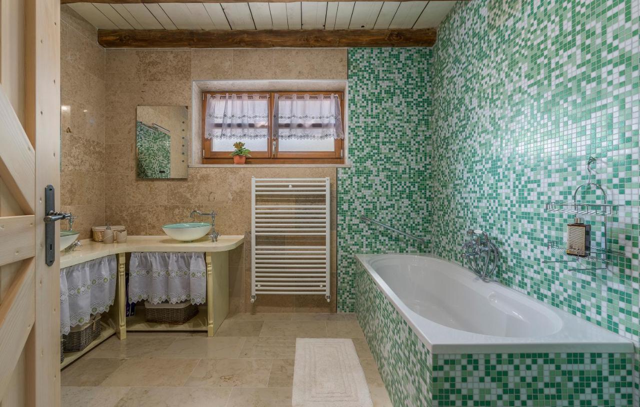 Family Villa Lipica With Private Pool And Jacuzzi بازين المظهر الخارجي الصورة