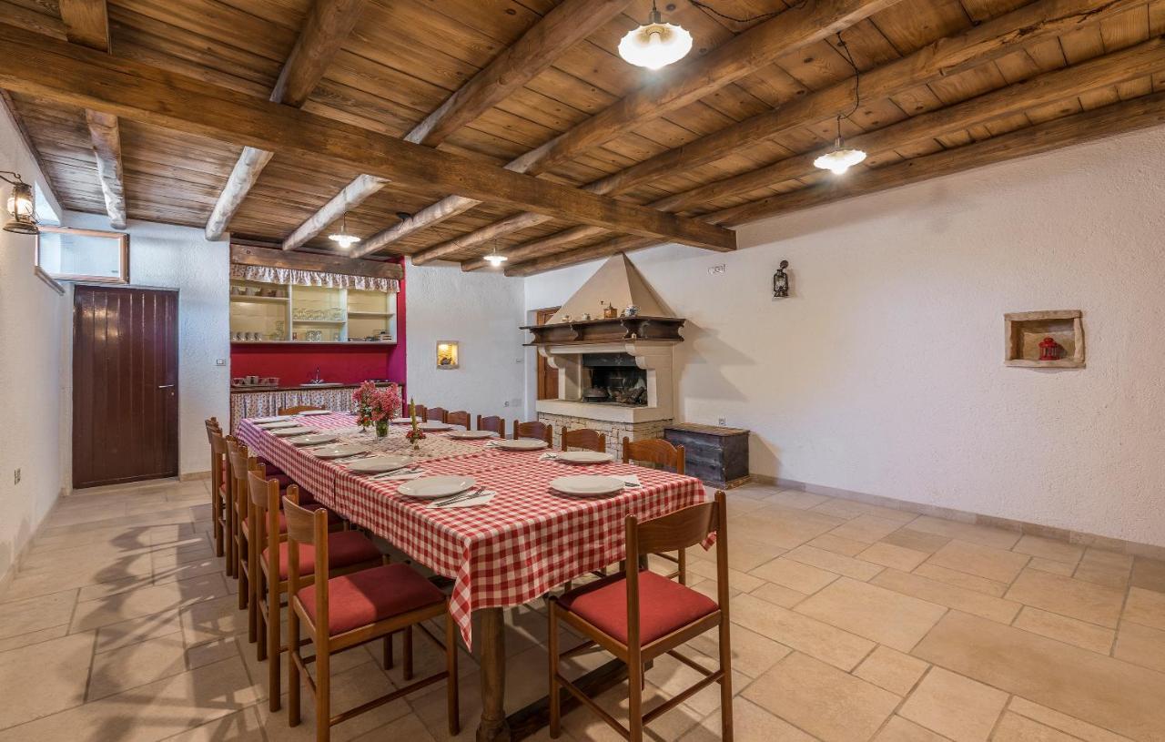 Family Villa Lipica With Private Pool And Jacuzzi بازين المظهر الخارجي الصورة
