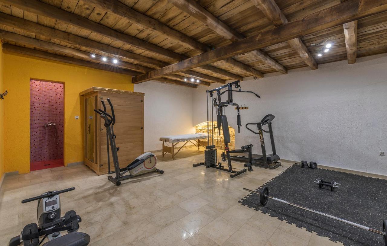 Family Villa Lipica With Private Pool And Jacuzzi بازين المظهر الخارجي الصورة
